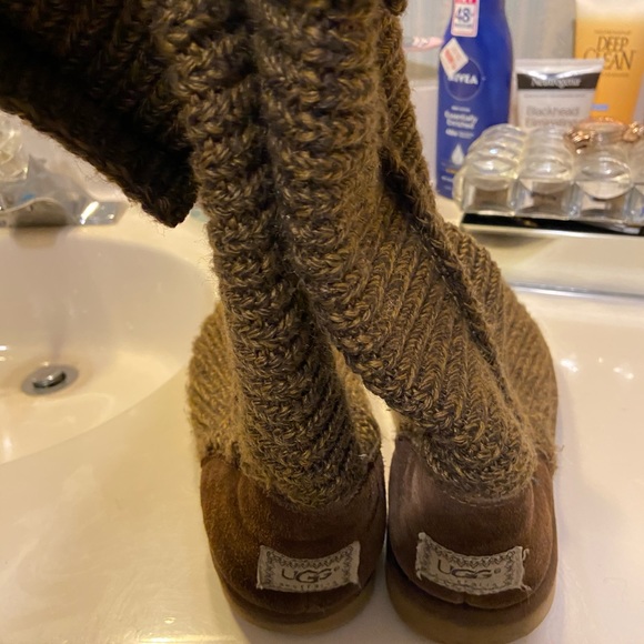 UGG - Picture 1 of 4